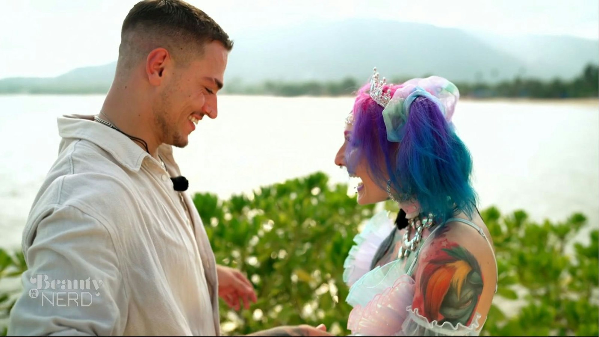 Neue Folge, zwei neue Kandidaten: Realitystar Max Bornmann (27) und Tattoo- und Disneynerd Sarah (35) ziehen in die Villa ein. (Bild: Joyn)