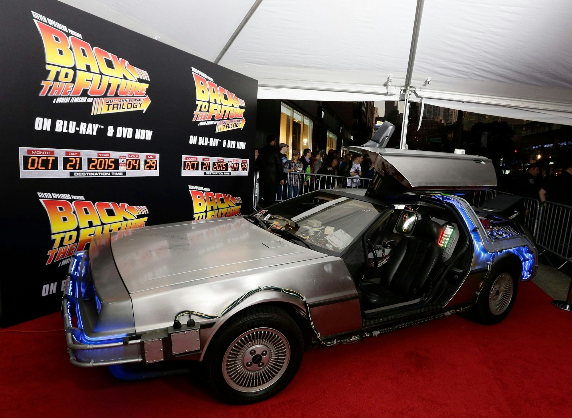 Der DeLorean-Wagen ist die Zeitmaschine, mit der Marty McFly und und Doc Brown in die Zukunft reisen (Archivbild).