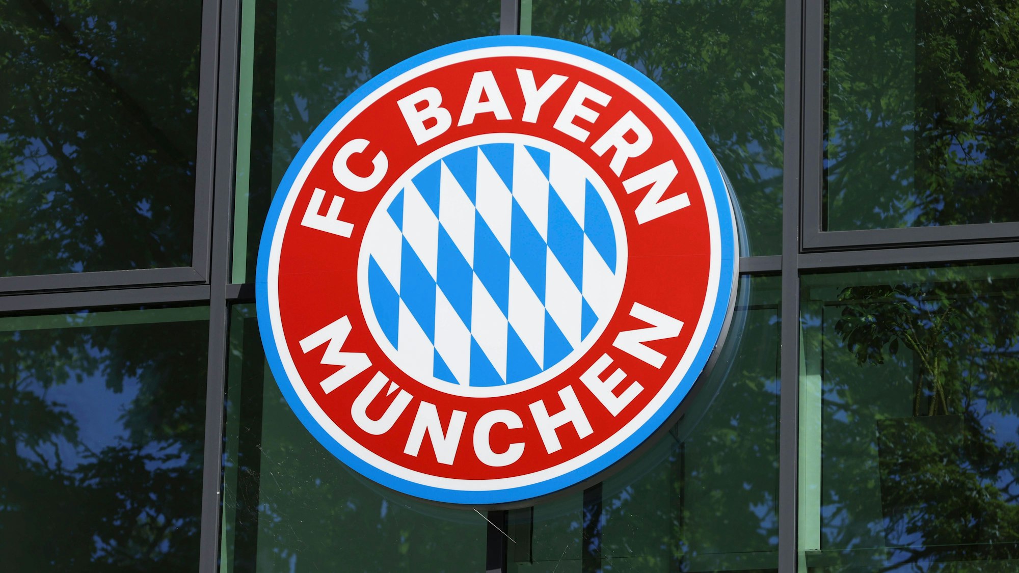 Bei einem Nachwuchs-Trainingscamp des FC Bayern ist ein Trainer gestorben.