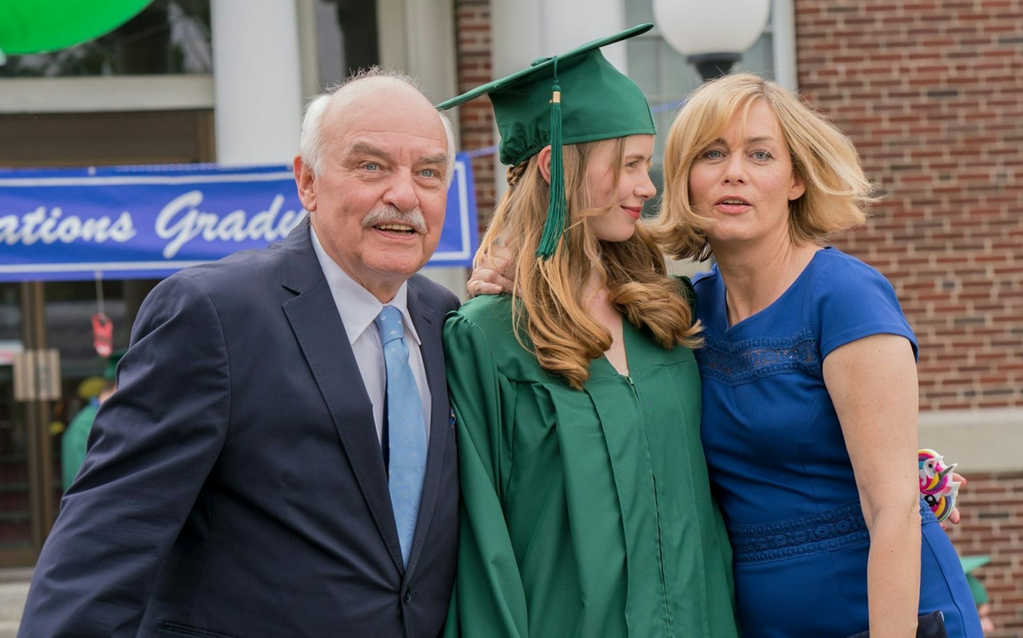 Eine seiner letzten TV-Rollen: 2018 war Charles Brauer an der Seite von Gesine Cukrowski (rechts) und Emilia Bernsdorf in „Katie Fforde: Mama allein zu Haus“ zu sehen. (Bild: ZDF / Rick Friedman)