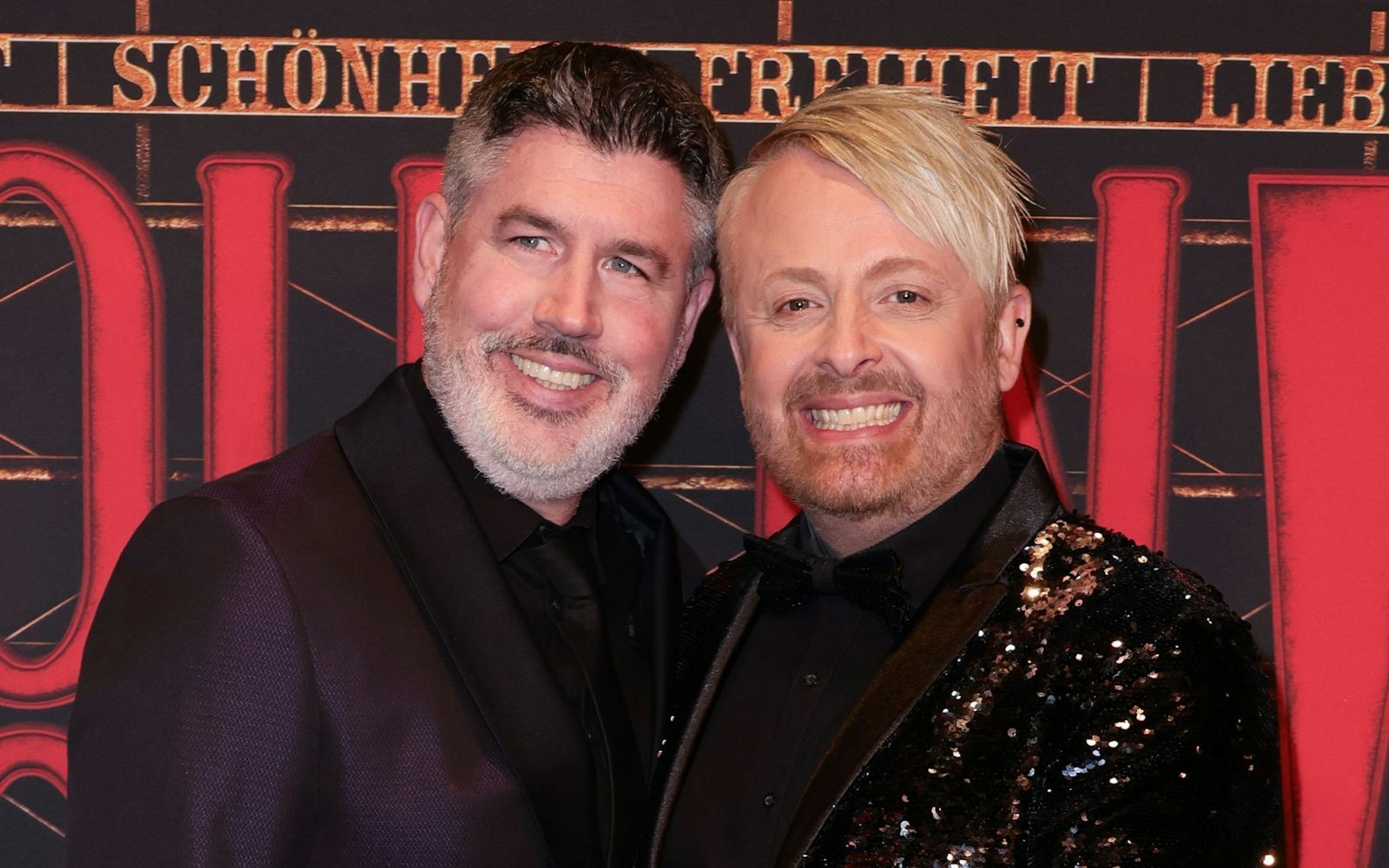 Paul Reeves (links) und Ross Antony sind seit mehr als zwei Jahrzehnten ein Paar. Im Interview verrät Ross, wie die beiden am liebsten zur Ruhe kommen. (Bild: 2022 Getty Images/Andreas Rentz)