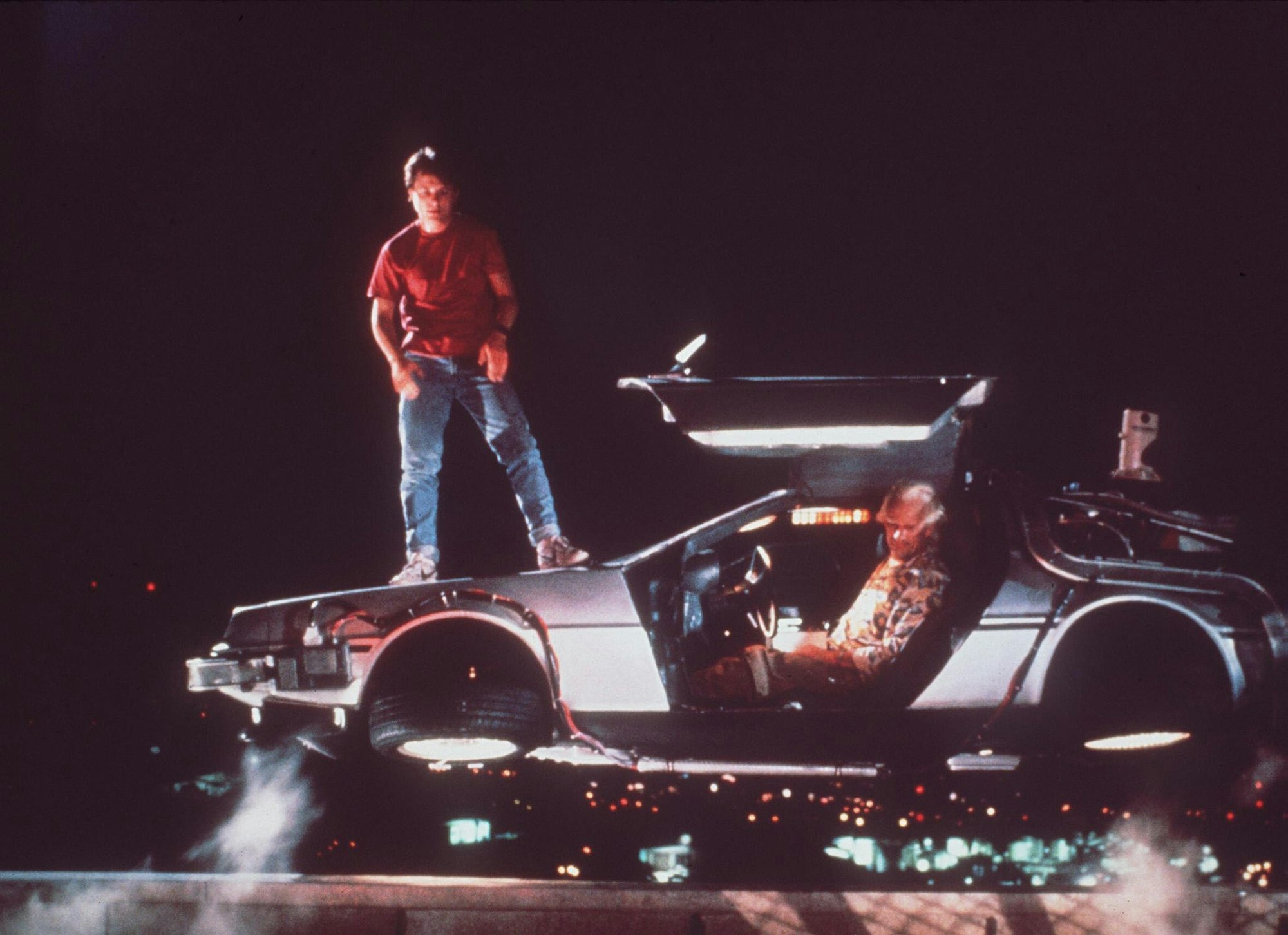 In «Zurück in die Zukunft» wird der von Michael J. Fox verkörperte Held Marty McFly - mit Hilfe eines umgebauten Sportwagens vom Typ DeLorean DMC-12 - aus dem Jahr 1985 ins Jahr 1955 katapultiert.