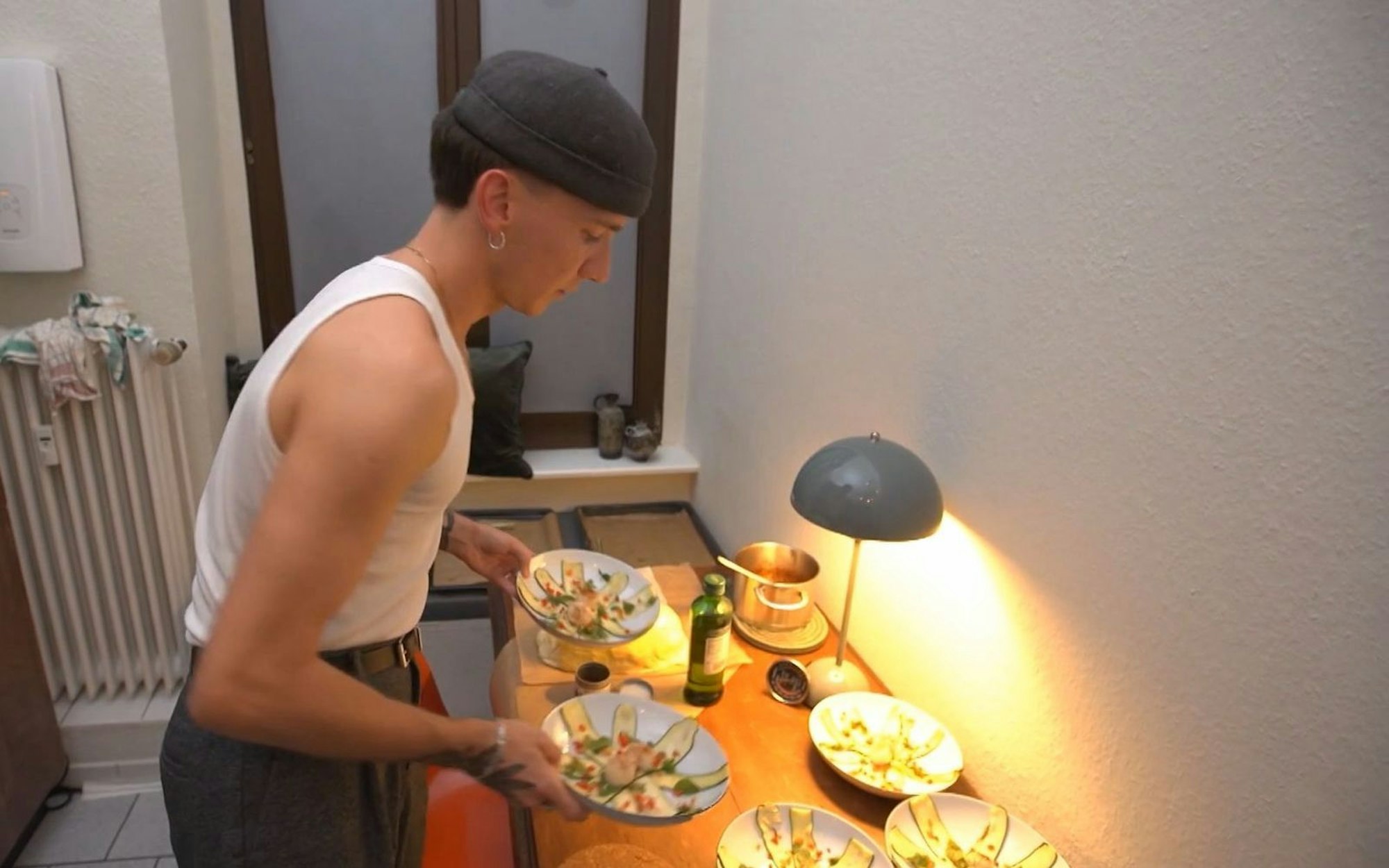 Dennis lässt es sich als Designer nicht nehmen, die Vorspeise aus Zucchini-Streifen und Muscheln ansehnlich zu präsentieren.
(Bild: RTL)