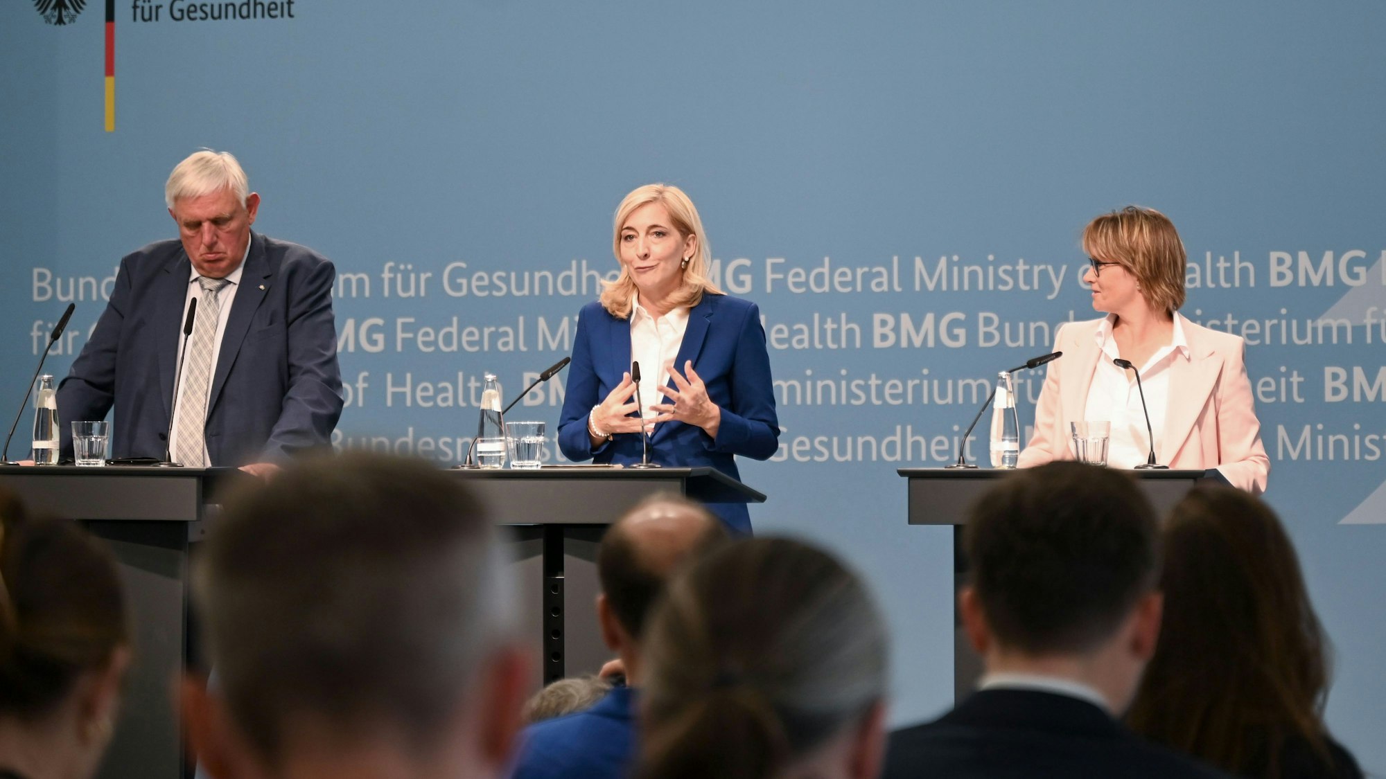 03.07.2025, Berlin: Nina Warken (CDU, M), Bundesministerin für Gesundheit, spricht bei einer gemeinsamen Pressekonferenz mit Melanie Schlotzhauer (SPD), Senatorin für Arbeit, Gesundheit, Soziales, Familie und Integration in Hamburg, und Karl-Josef Laumann (CDU), Gesundheitsminister von Nordrhein-Westfalen, im Bundesgesundheitsministerium. Die Gesundheitsministerinnen und Gesundheitsminister von Bund und Ländern hatten sich zuvor in Berlin getroffen, um zu Nachbesserungen bei der Krankenhausreform zu beraten. (zu dpa: «Bund und Länder wollen Klinikreform nachbessern») Foto: Katharina Kausche/dpa +++ dpa-Bildfunk +++