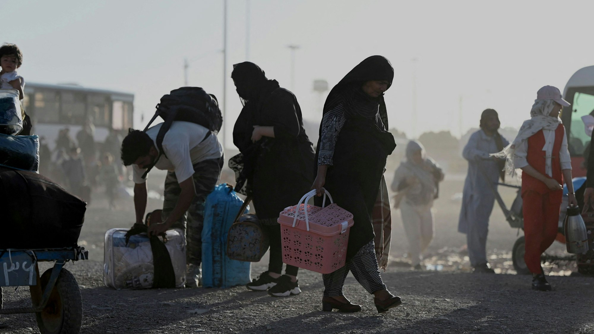 Nach UN-Angaben sind im Juni mehr als 230.000 Afghanen aus dem Iran ausgereist oder abgeschoben worden – das Nachbarland schickt die Geflüchteten zurück in ihre Heimat.
