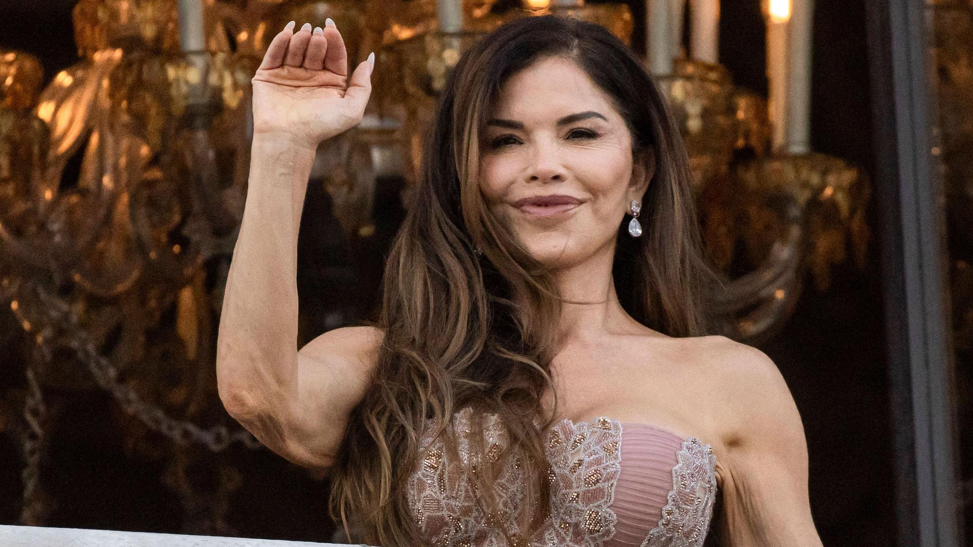 Lauren Sánchez Bezos winkt.