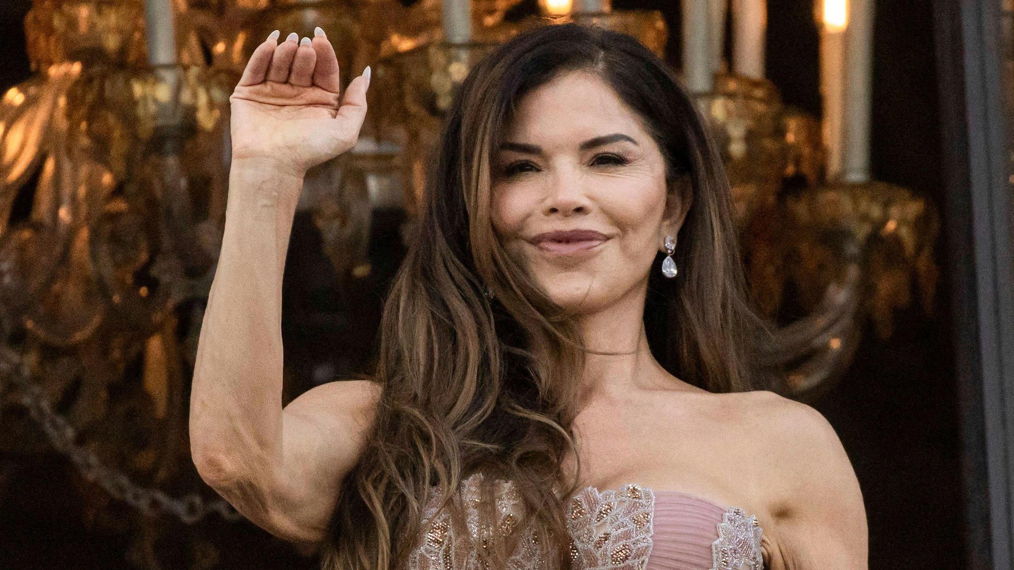 Lauren Sánchez winkt den Schaulustigen zu.