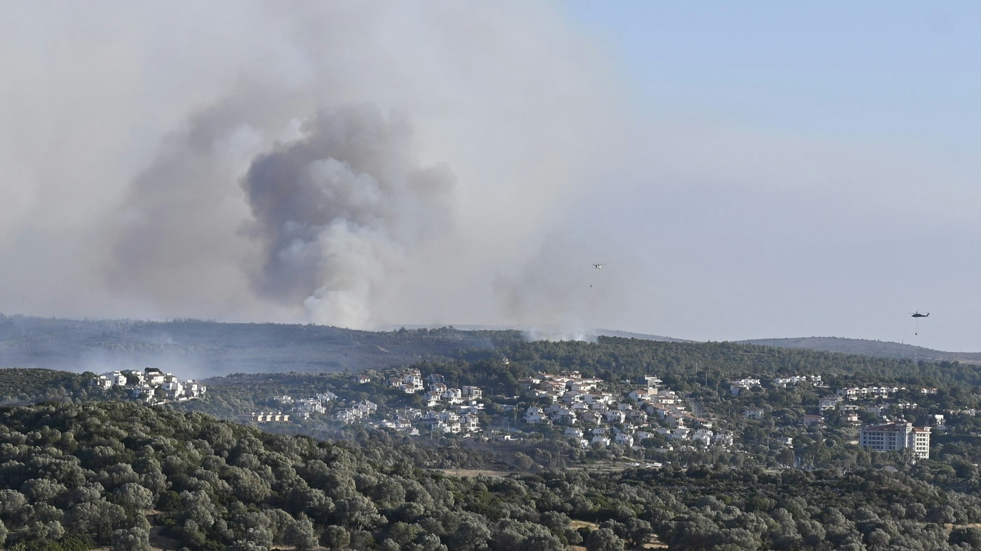 Die Feuer wüten nah an dem auch bei Touristen beliebten pittoresken Küstenort Ildir in der Provinz Izmir.