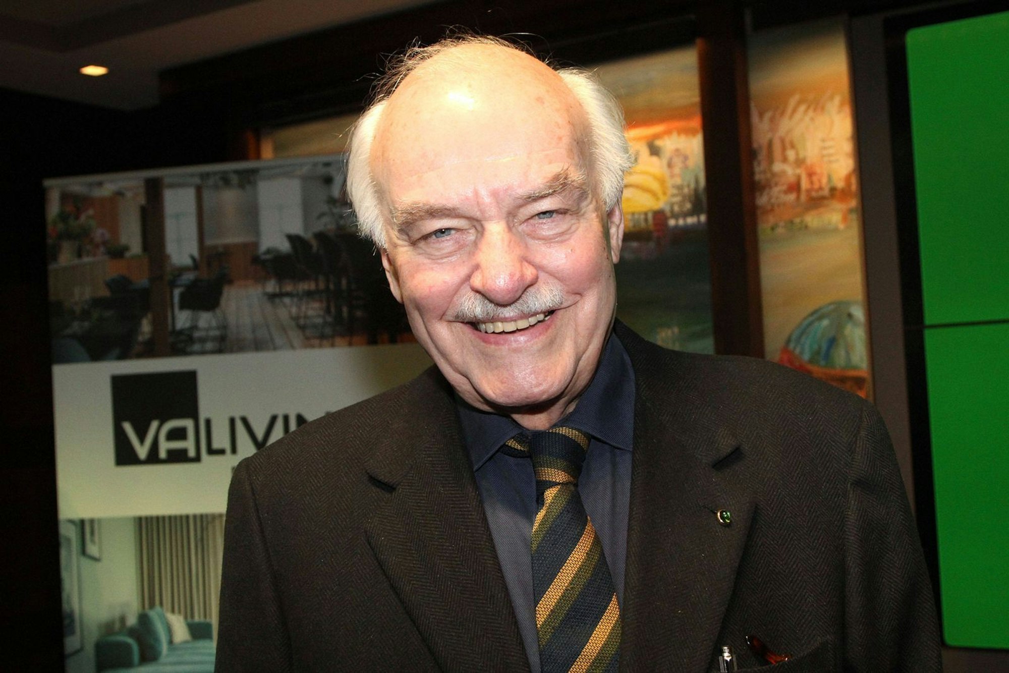 Er liest Hörbucher, gibt Lesungen und steht immer noch auf der Theaterbühne: Auch mit 90 ist Charles Brauer ein viel beschäftiger Mann. (Bild: IMAGO / APress)