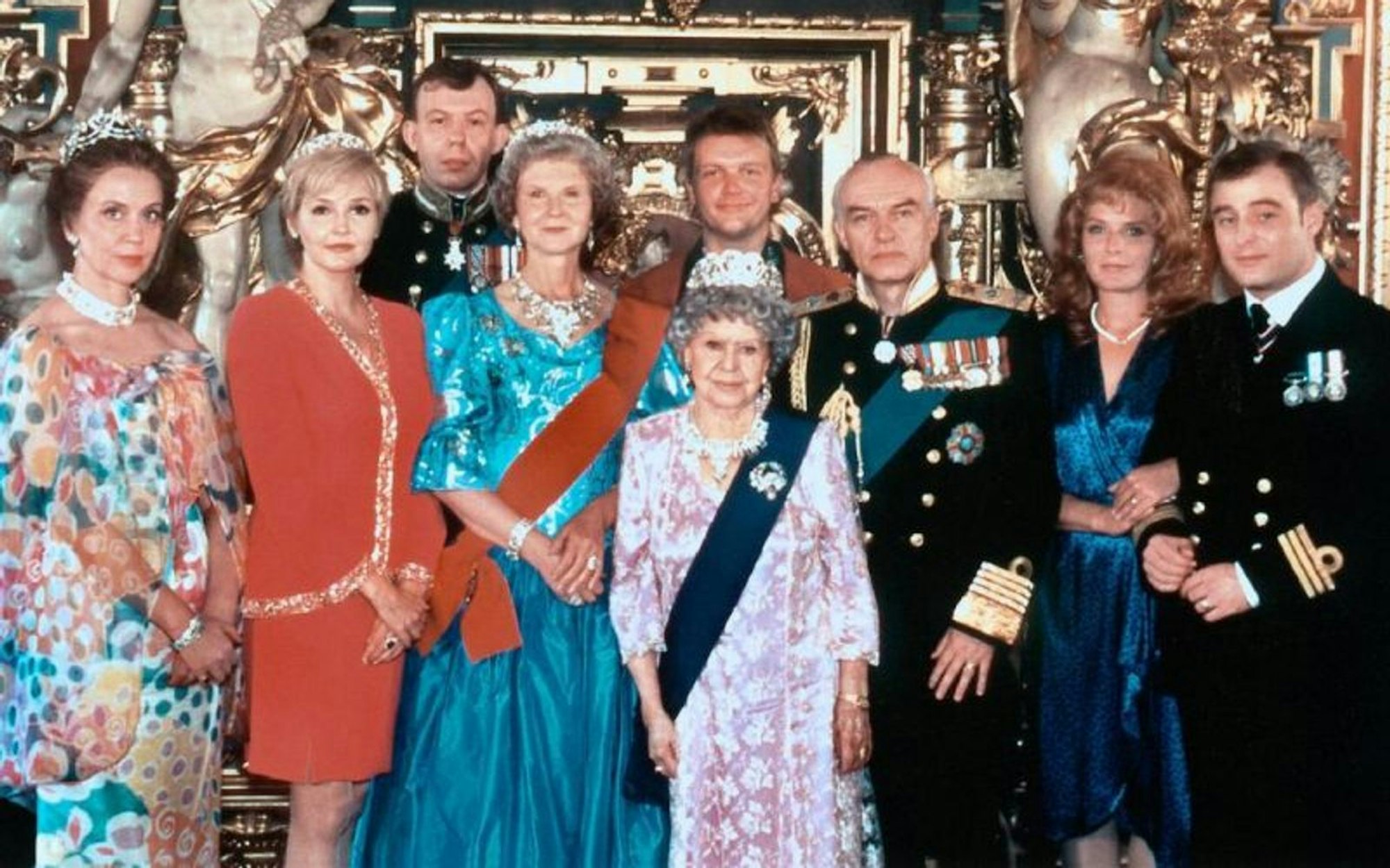 In „Willi und die Windzors“ (1996) bewies Charles Brauer (dritter von rechts) als Prinz Philip auch sein komödiantisches Talent. (Bild: NDR)