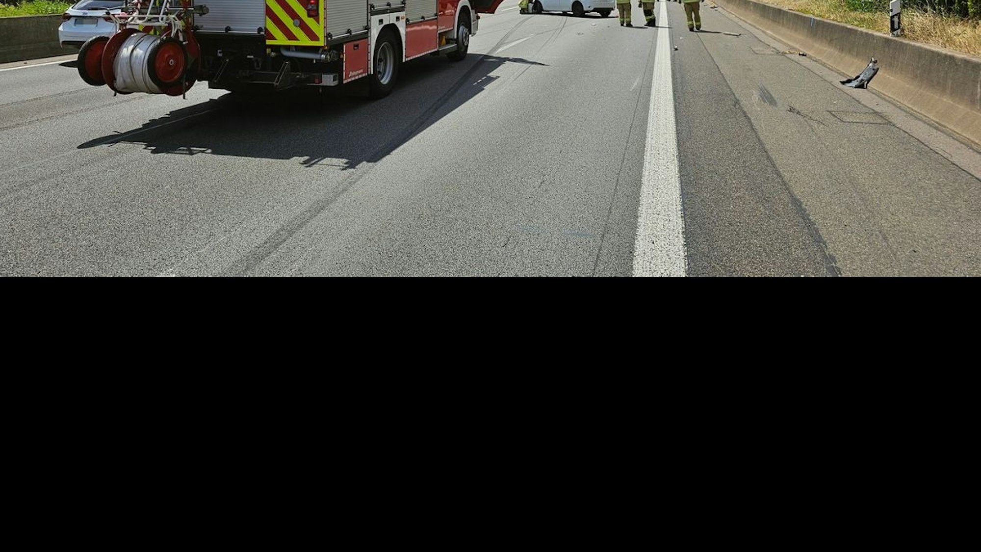 Verkehrsunfall mit mehreren Fahrzeugen auf der Autobahn A1 in Fahrtrichtung Leverkusen bei Burscheid. Zwei PKW wurden stark beschädigt, die Feuerwehr war rund eine Stunde im Einsatz.