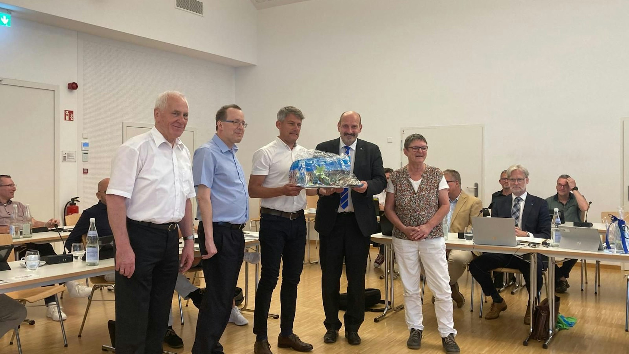 Overather Politiker verabschieden Bürgermeister Christoph Nicodemus bei seiner letzten  Ratssitzung.