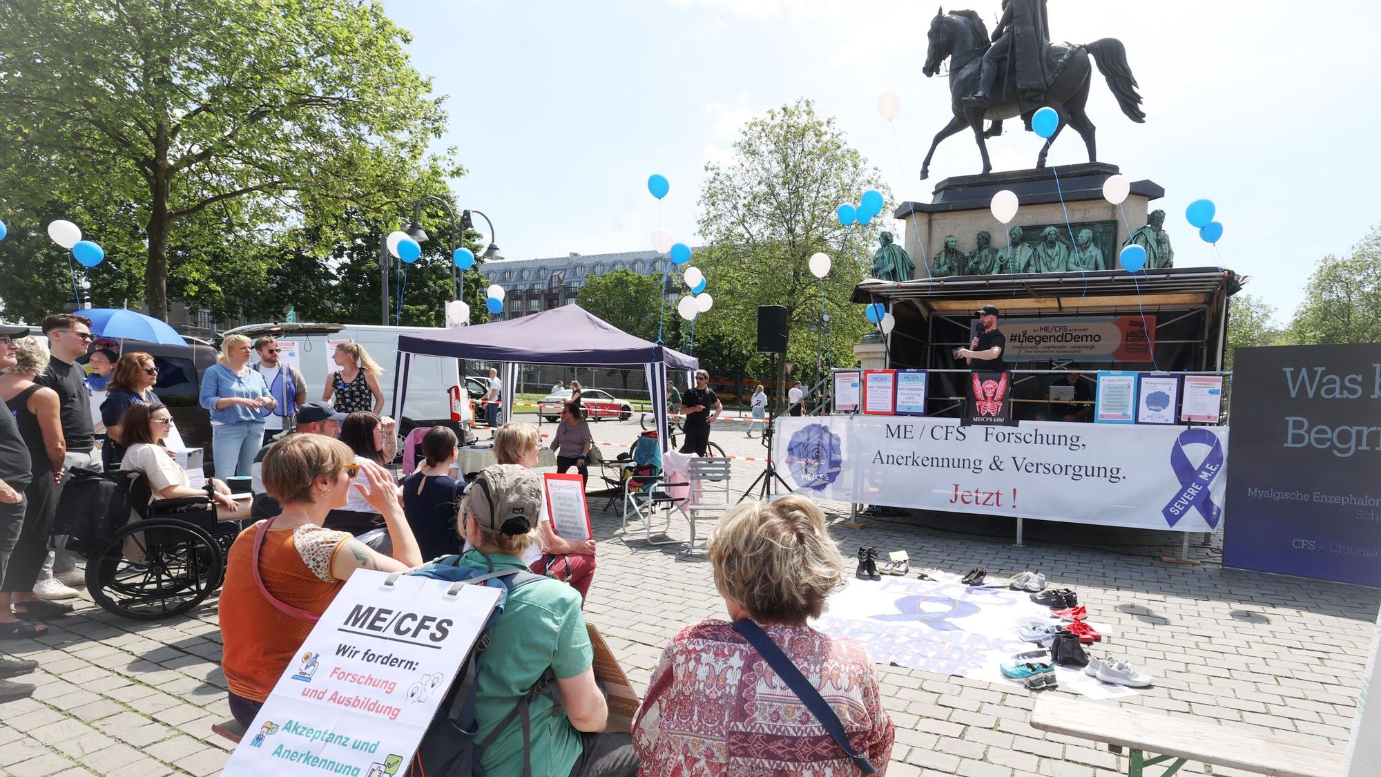 Liegenddemo auf dem Heumarkt für Menschen mit ME/CFS und Long Covid im Frühjahr 2024