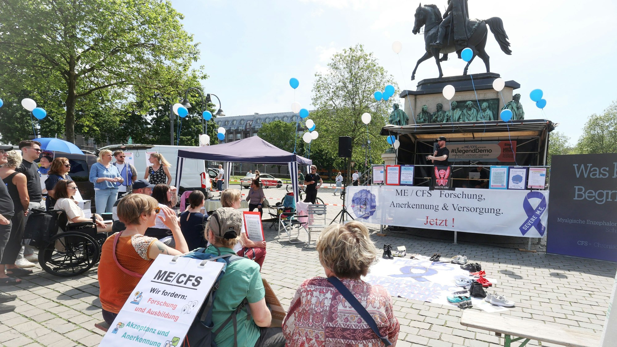 Liegenddemo auf dem Heumarkt für Menschen mit ME/CFS und Long Covid im Frühjahr 2024