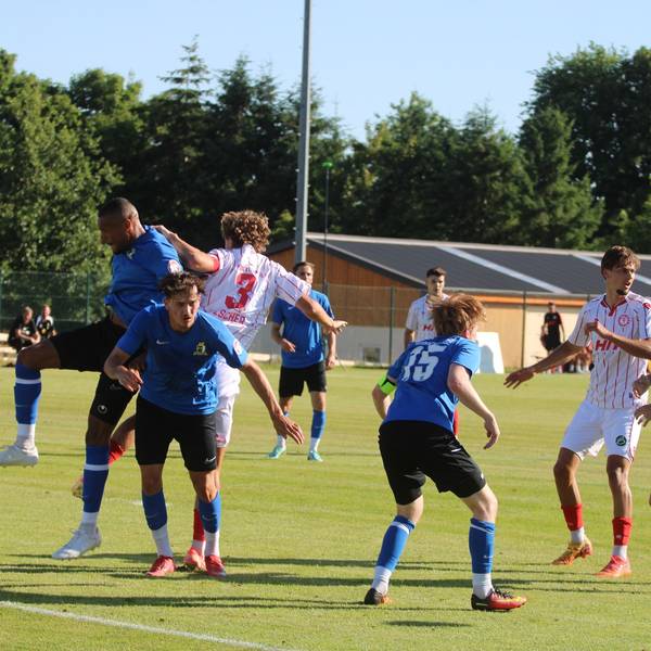 Fortuna Kölns Max Fischer (l.) im Zweikampf mit seinem Gegenspieler