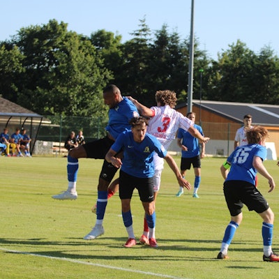 Fortuna Kölns Max Fischer (l.) im Zweikampf mit seinem Gegenspieler