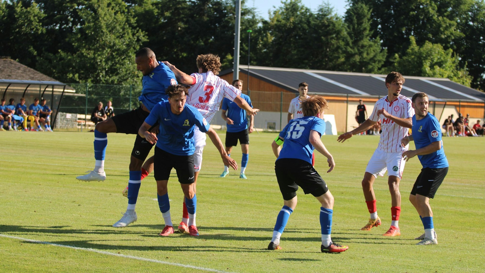 Fortuna Kölns Max Fischer (l.) im Zweikampf mit seinem Gegenspieler
