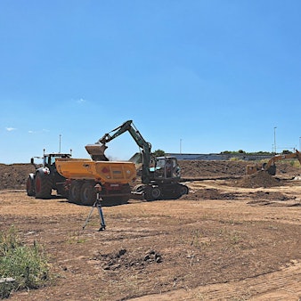 Auf der Baustelle der sechsten McDonalds-Filiale des Kreises Euskirchen sind schwere Maschinen im Einsatz. Das Bild zeigt Bagger und Lkw.