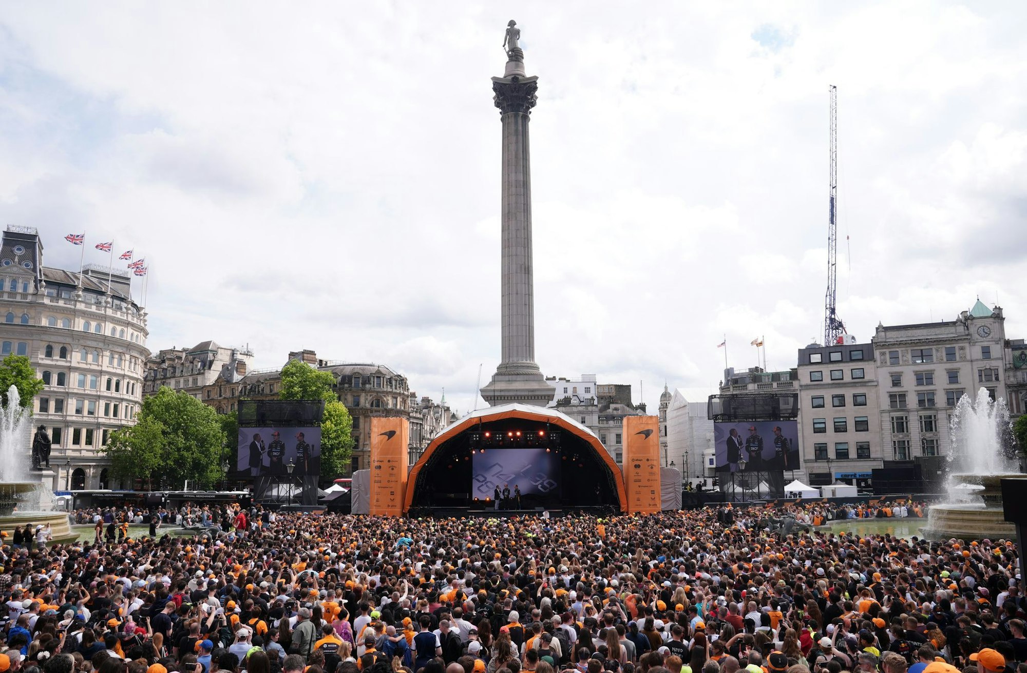 Tausende McLaren-Fans kamen vor dem Silverstone-Rennen zum Show-Event auf den Londoner Trafalgar Square.