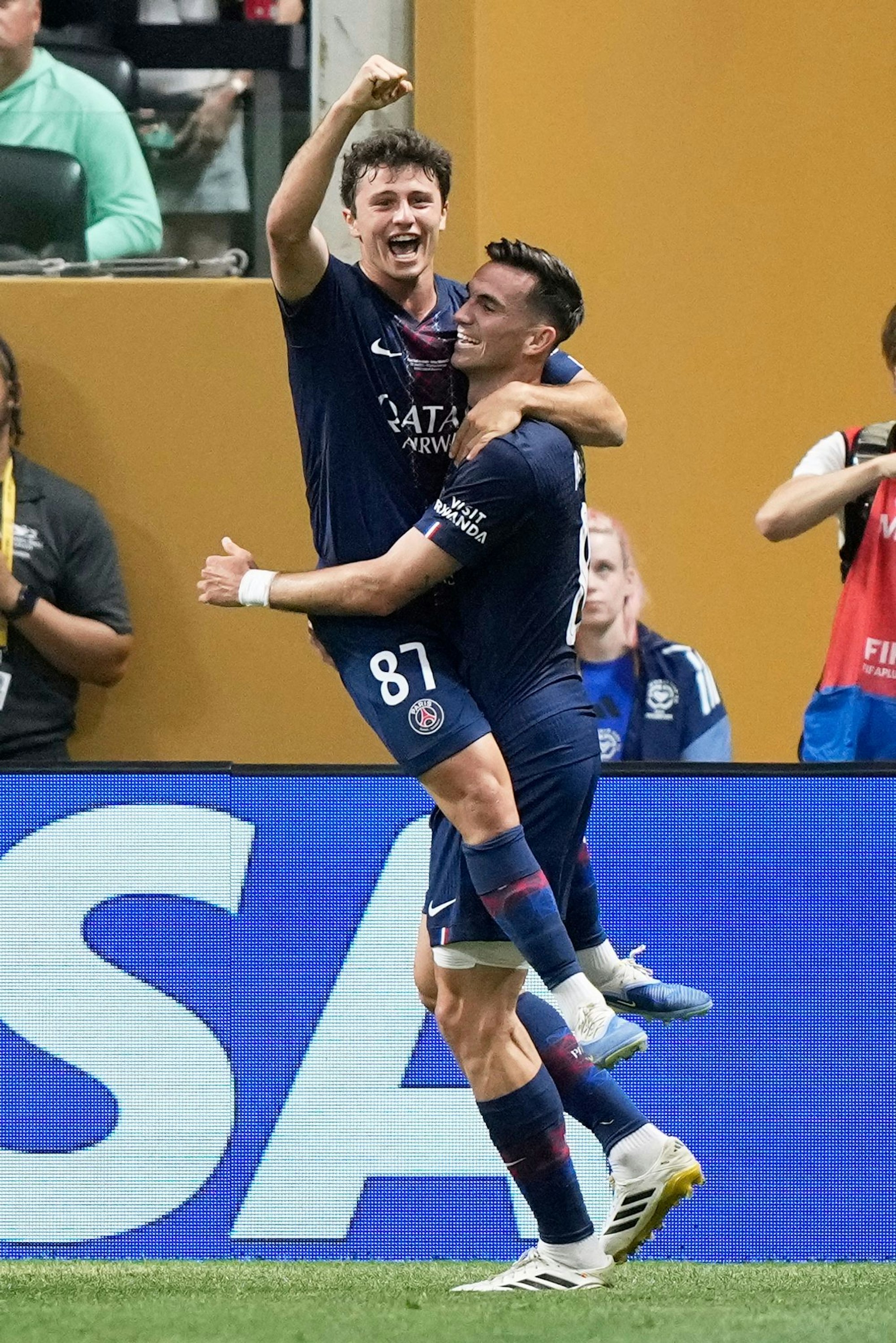 Auch in den USA haben die PSG-Profis, hier João Neves (l) und Fabián Ruiz beim Achtelfinalerfolg gegen Inter Miami, bislang viel zu feiern.