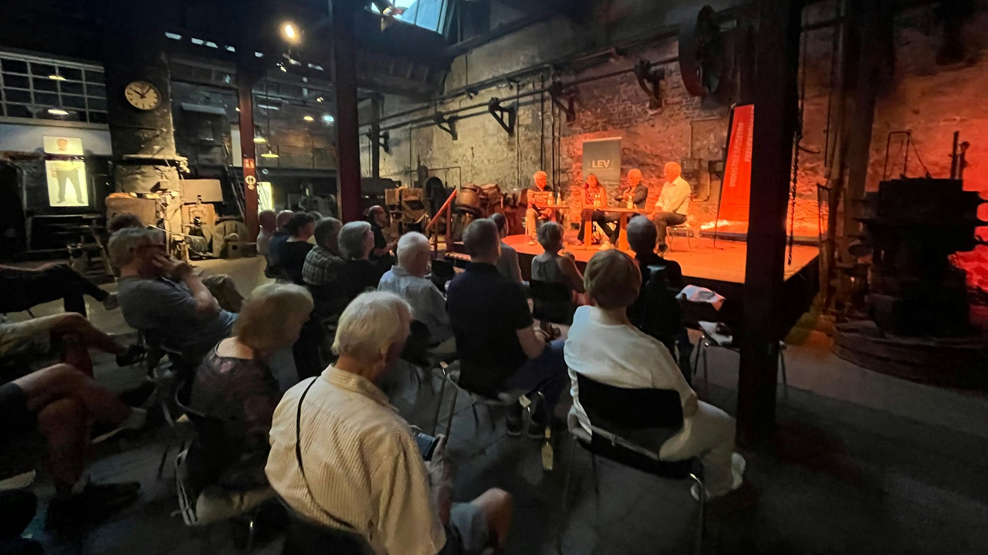 Die Besucherplätze im Sensenhammer waren komplett gefüllt.