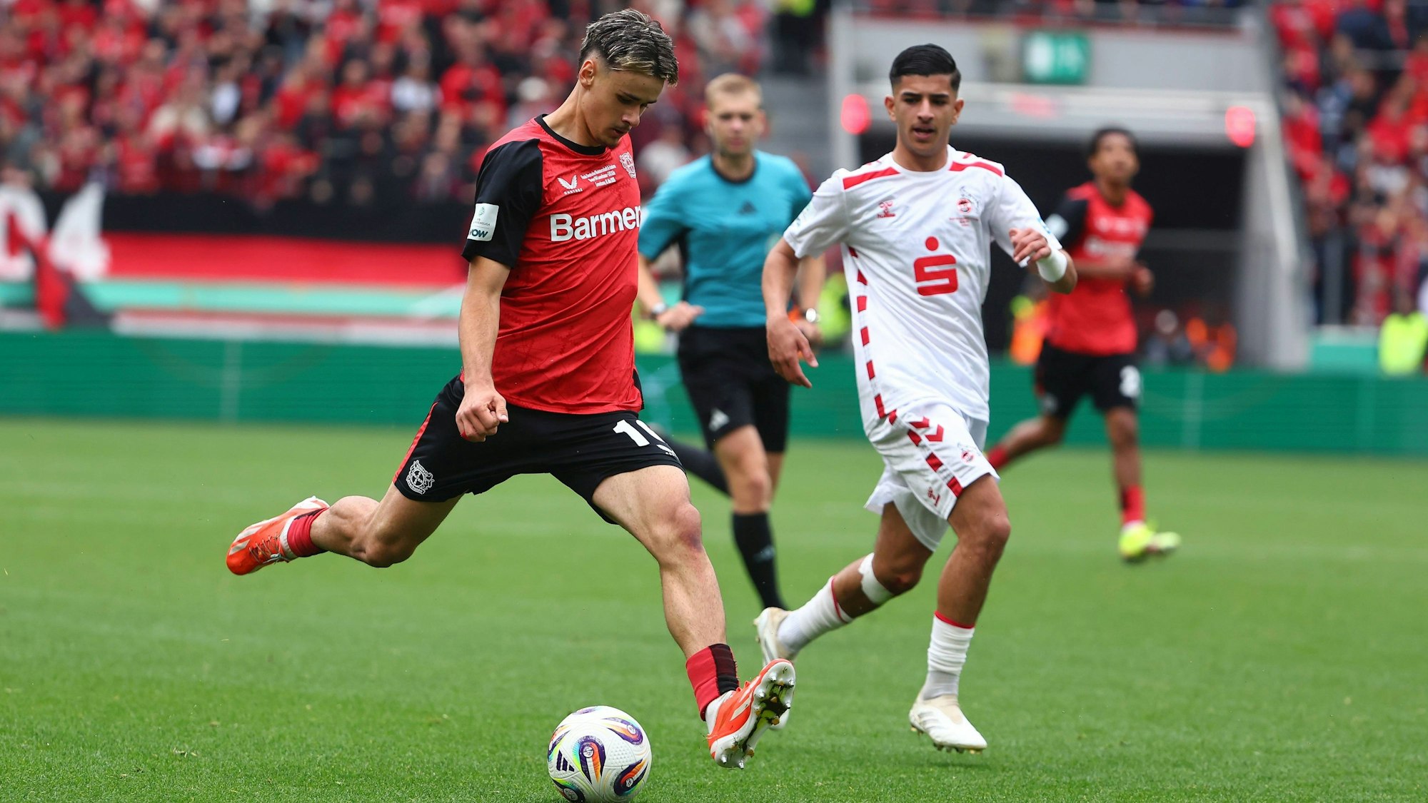 Torschuss von Kerim-Sam Alajbegovic Leverkusen Bayer 04 Leverkiusen vs 1. FC Koeln, Fussball, U19 DFB-Nachwuchsliga, 18.5.2025 DFB regulations prohibit any use of photographs as image sequences and/or quasi-video. Bayer 04 Leverkiusen vs 1. FC Koeln, Fussball, U19 DFB-Nachwuchsliga, 18.5.2025 Leverkusen *** Goal kick by Kerim Sam Alajbegovic Leverkusen Bayer 04 Leverkiusen vs 1 FC Koeln, Fussball, U19 DFB Nachwuchsliga, 18 5 2025 DFB regulations prohibit any use of photographs as image sequences and or quasi video Bayer 04 Leverkiusen vs 1 FC Koeln, Fussball, U19 DFB Nachwuchsliga, 18 5 2025 Leverkusen Copyright: xEibner-Pressefotox EP_FWR