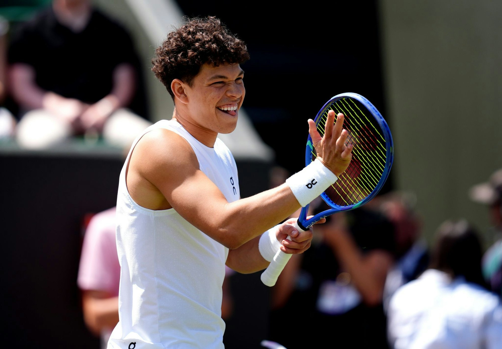 Ben Shelton in Wimbledon feiert seinen Sieg über Rinky Hijikata.