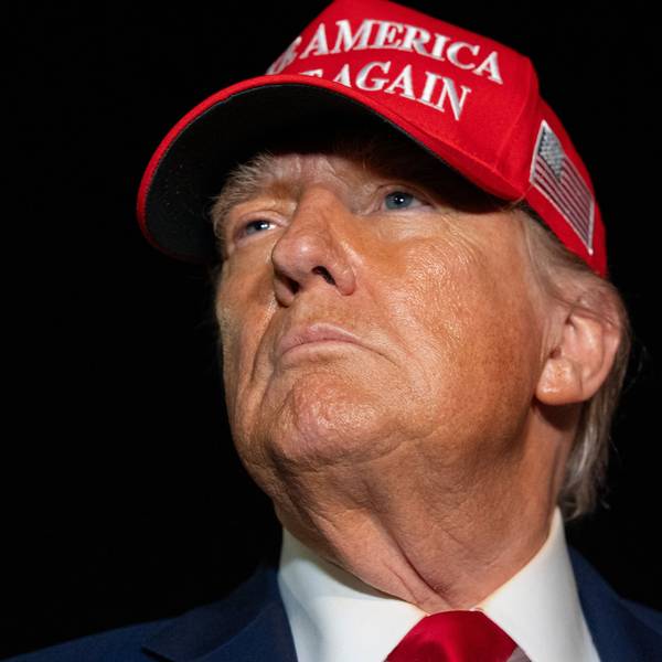 Donald Trump spricht mit Reportern bei seiner Ankunft in der Air Force One auf der Joint Base Andrews – der US-Präsident räumte die Erfolglosigkeit eines Telefonats mit Putin ein. (Archivbild)