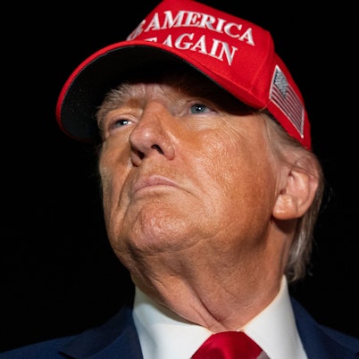 Donald Trump spricht mit Reportern bei seiner Ankunft in der Air Force One auf der Joint Base Andrews – der US-Präsident räumte die Erfolglosigkeit eines Telefonats mit Putin ein. (Archivbild)