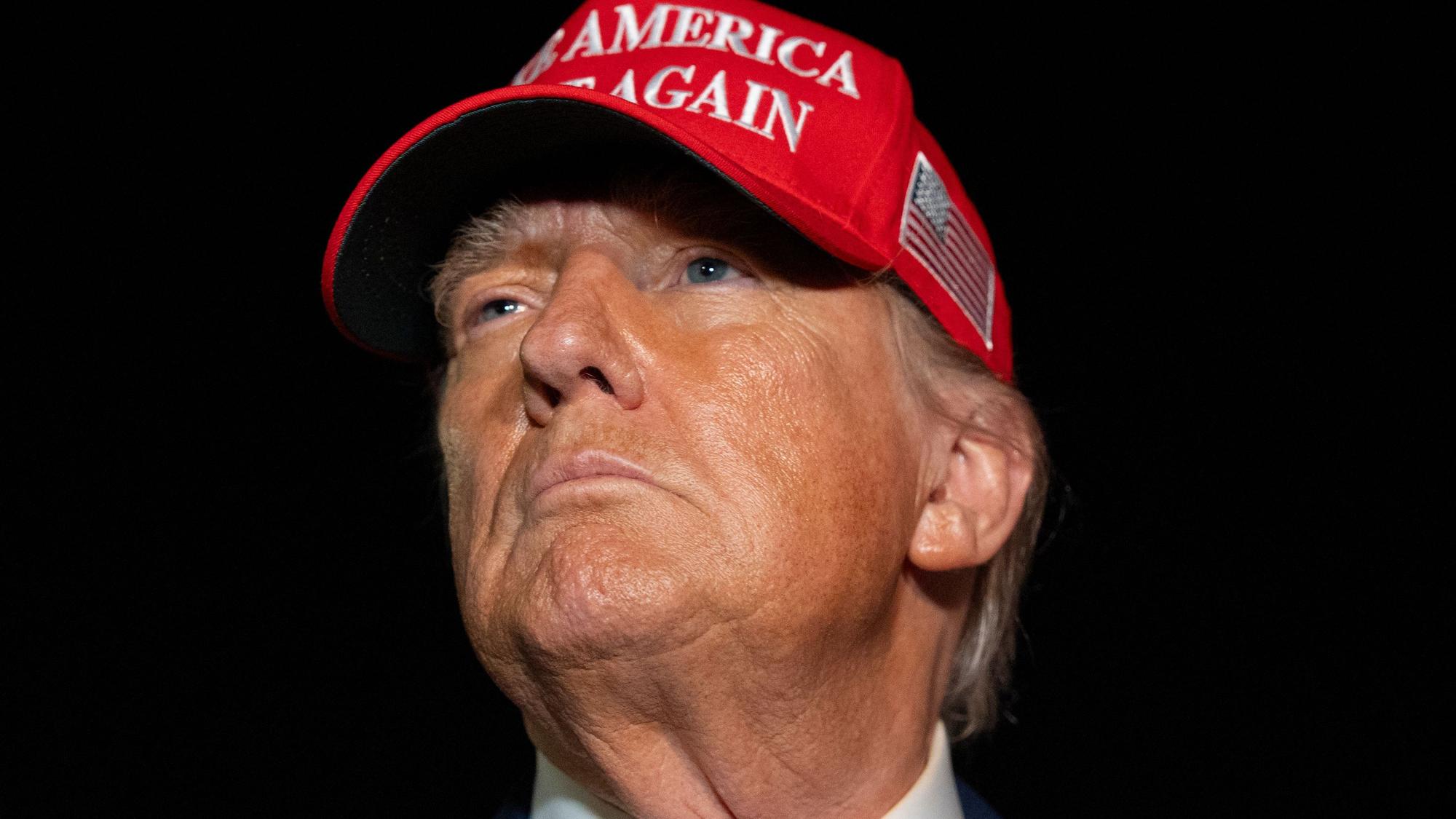Donald Trump spricht mit Reportern bei seiner Ankunft in der Air Force One auf der Joint Base Andrews – der US-Präsident räumte die Erfolglosigkeit eines Telefonats mit Putin ein. (Archivbild)