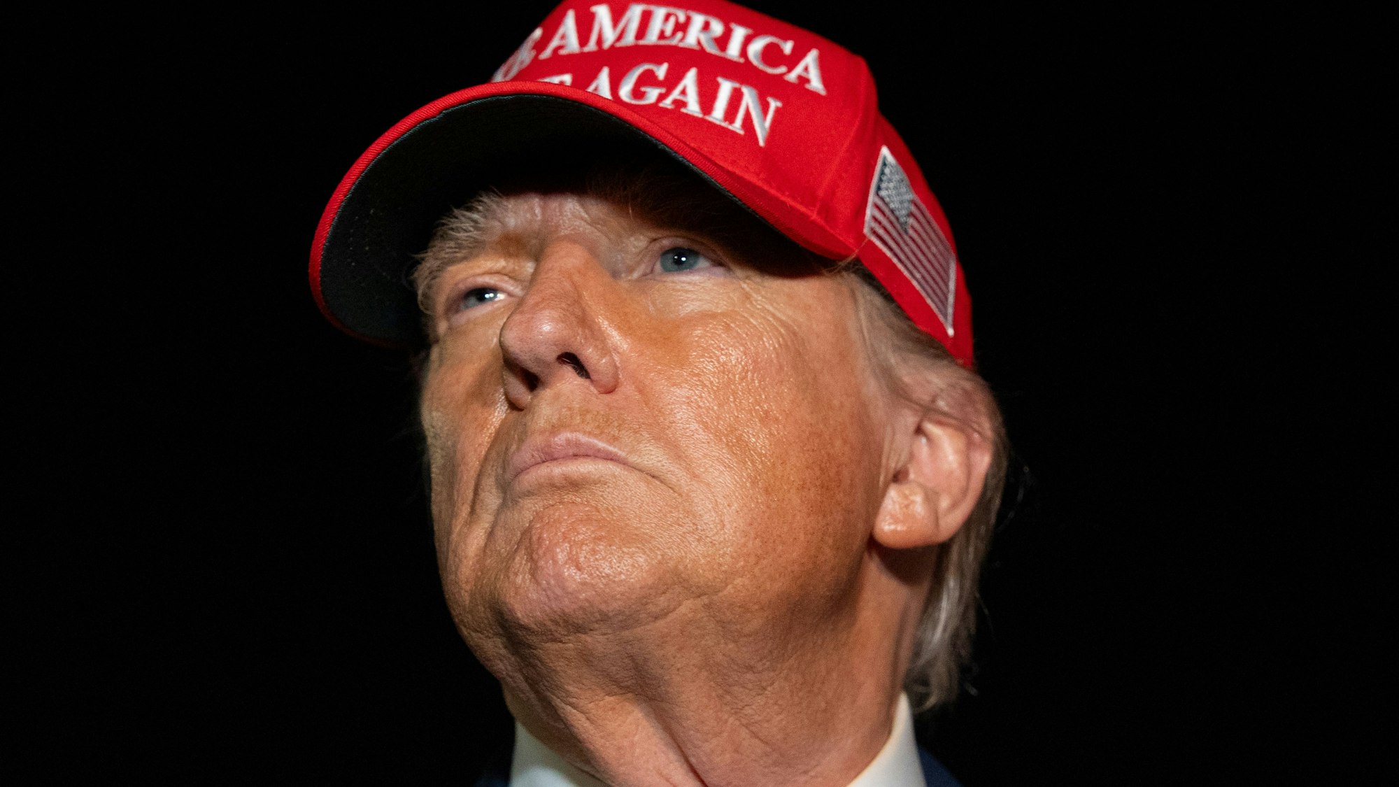 Donald Trump spricht mit Reportern bei seiner Ankunft in der Air Force One auf der Joint Base Andrews – der US-Präsident räumte die Erfolglosigkeit eines Telefonats mit Putin ein. (Archivbild)