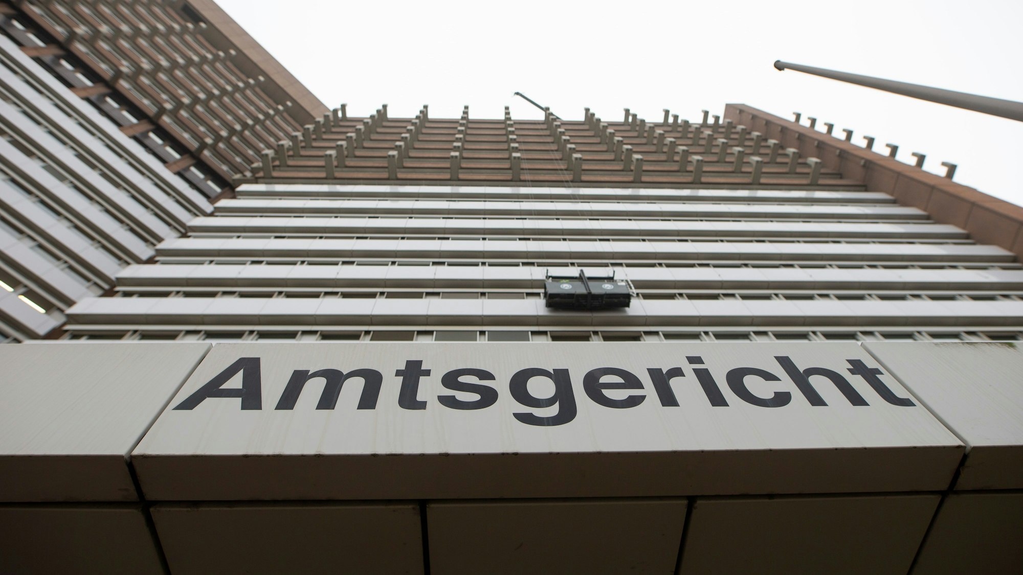 Der Prozess kann nicht beginnen, da sich der Täter auf der Flucht befindet.