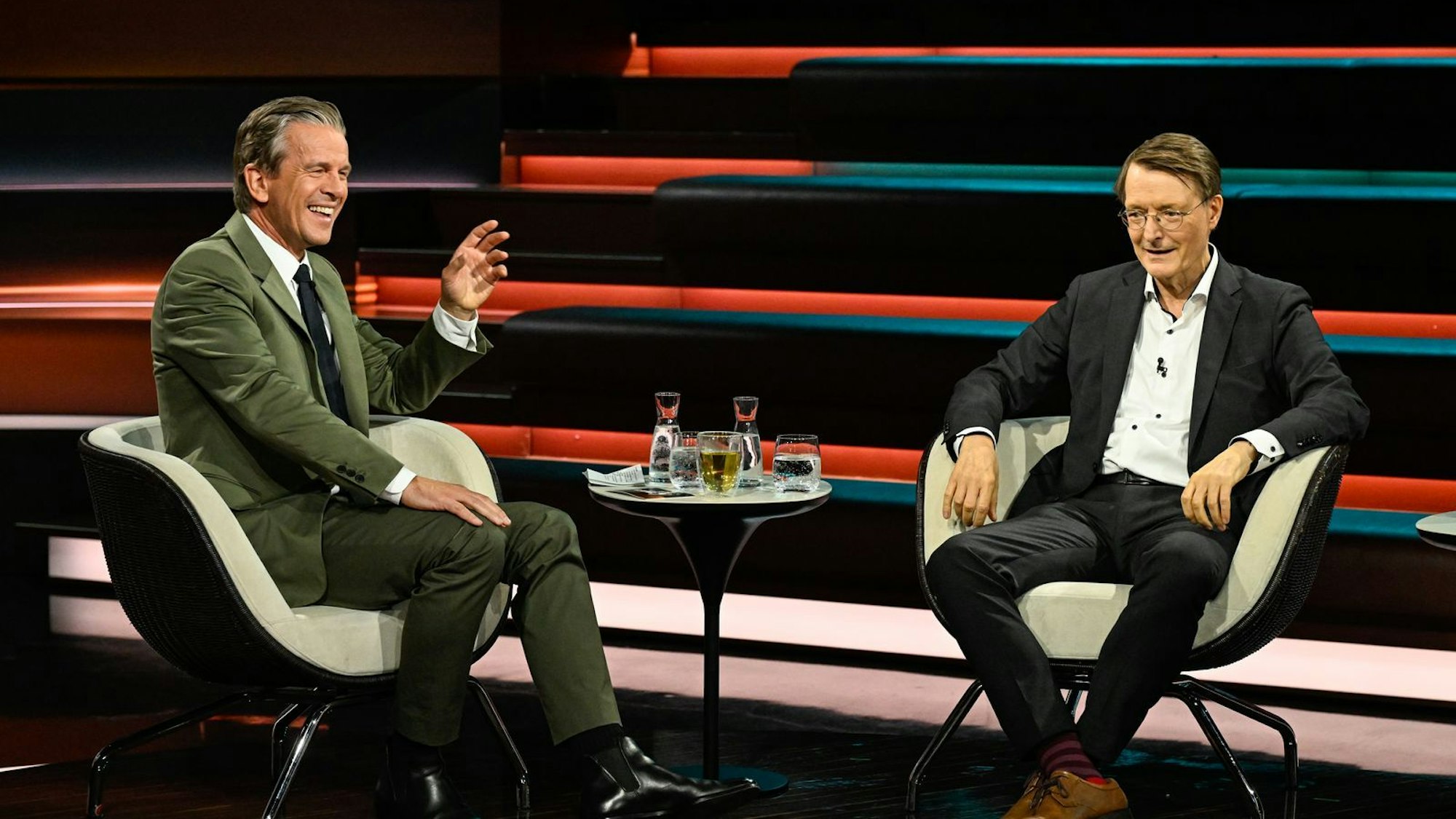 Im Gespräch mit Markus Lanz geriet Karl Lauterbach in Erklärungsnot, als es um die geschwärzten Passagen des Sudhof-Berichts ging. Markus Lanz hatte gut lachen. (Bild: ZDF / Markus Hertrich)