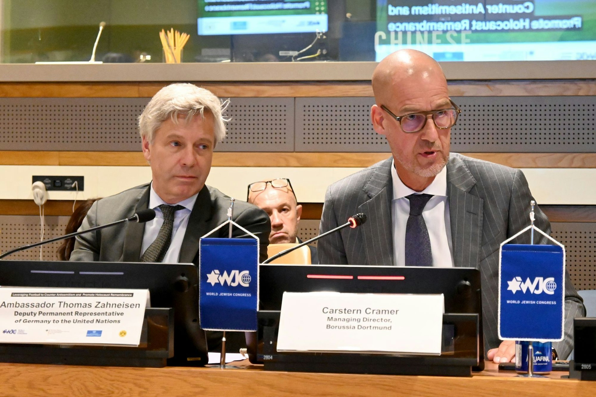 Dortmunds Marketingchef Carsten Cramer (r) sprach während der Club-WM vor den Vereinten Nationen über die BVB-Anstrengungen im Kampf gegen Antisemitismus.