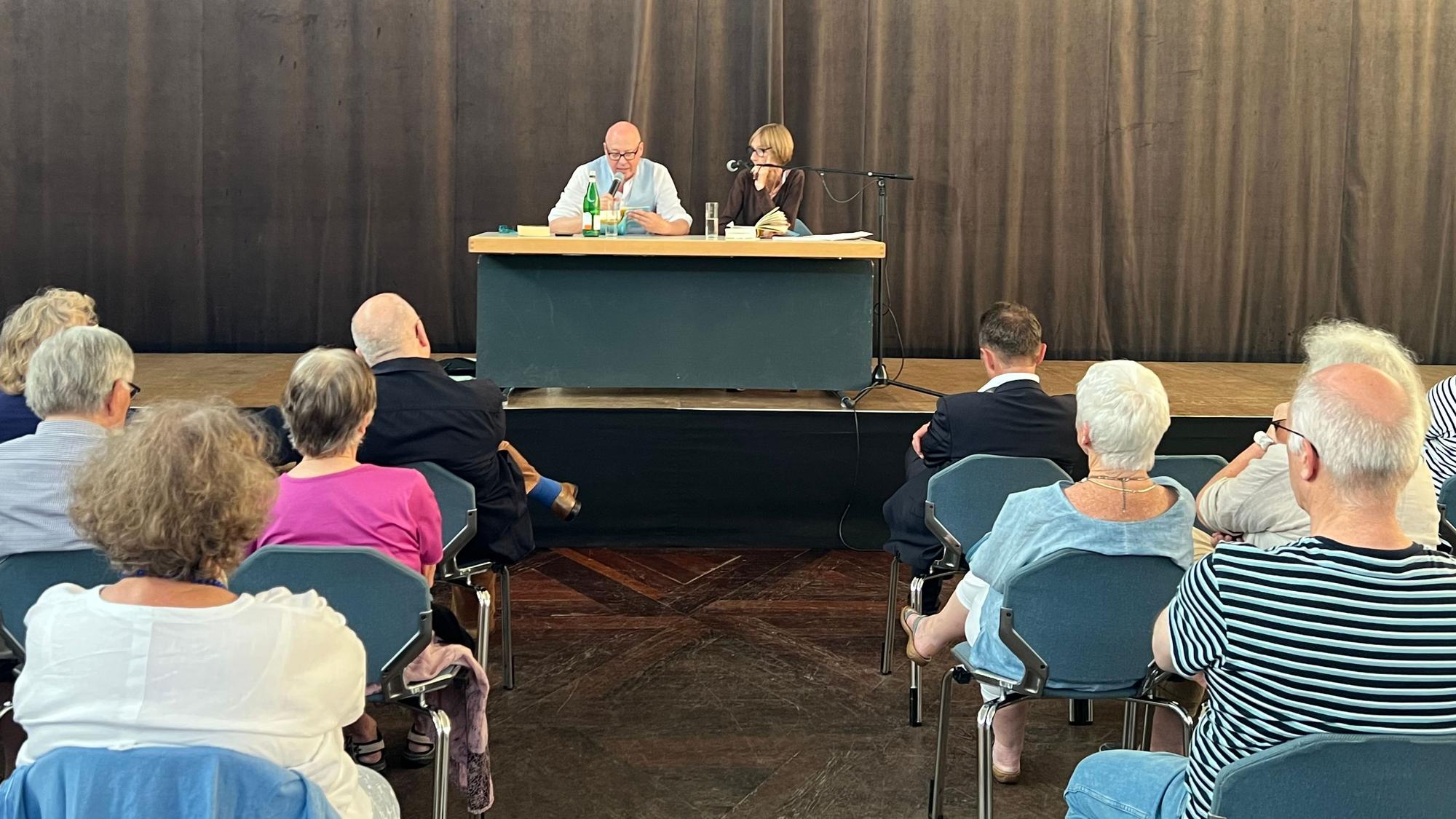 Pieter Waterdrinker und Maren Jungclaus lesen auf der Bühne