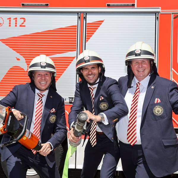 Freiwillige Feuerwehr alaaf: Jungfrau Aenne, Prinz Niklas I. und Bauer Clemens (v.l.) bilden das designierte Kölner Dreigestirn der Session 2026.