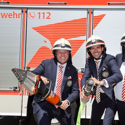 Freiwillige Feuerwehr alaaf: Jungfrau Aenne, Prinz Niklas I. und Bauer Clemens (v.l.) bilden das designierte Kölner Dreigestirn der Session 2026.