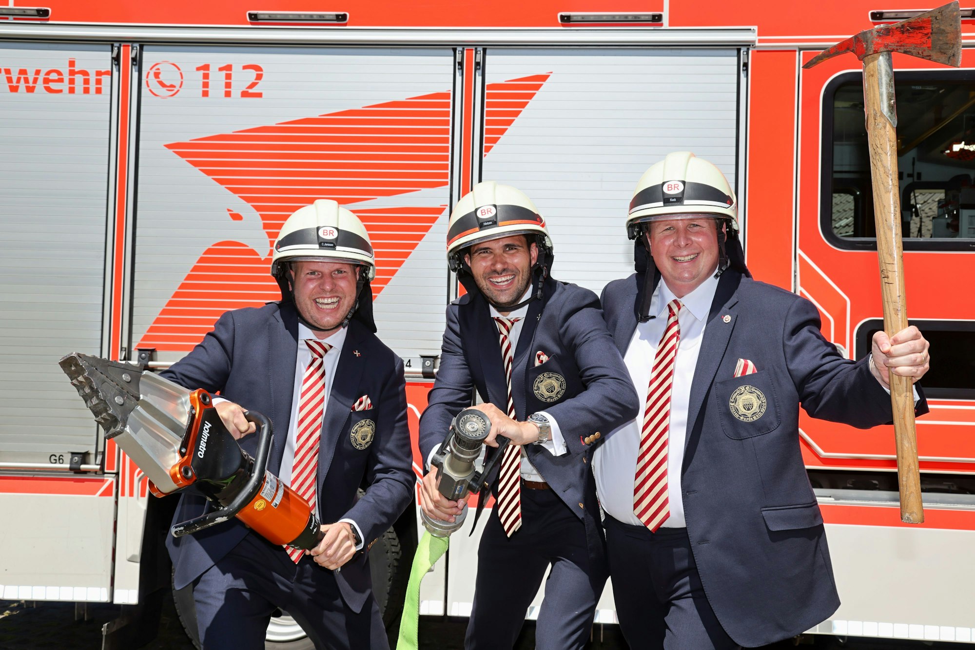 Freiwillige Feuerwehr alaaf: Jungfrau Aenne, Prinz Niklas I. und Bauer Clemens (v.l.) bilden das designierte Kölner Dreigestirn der Session 2026.