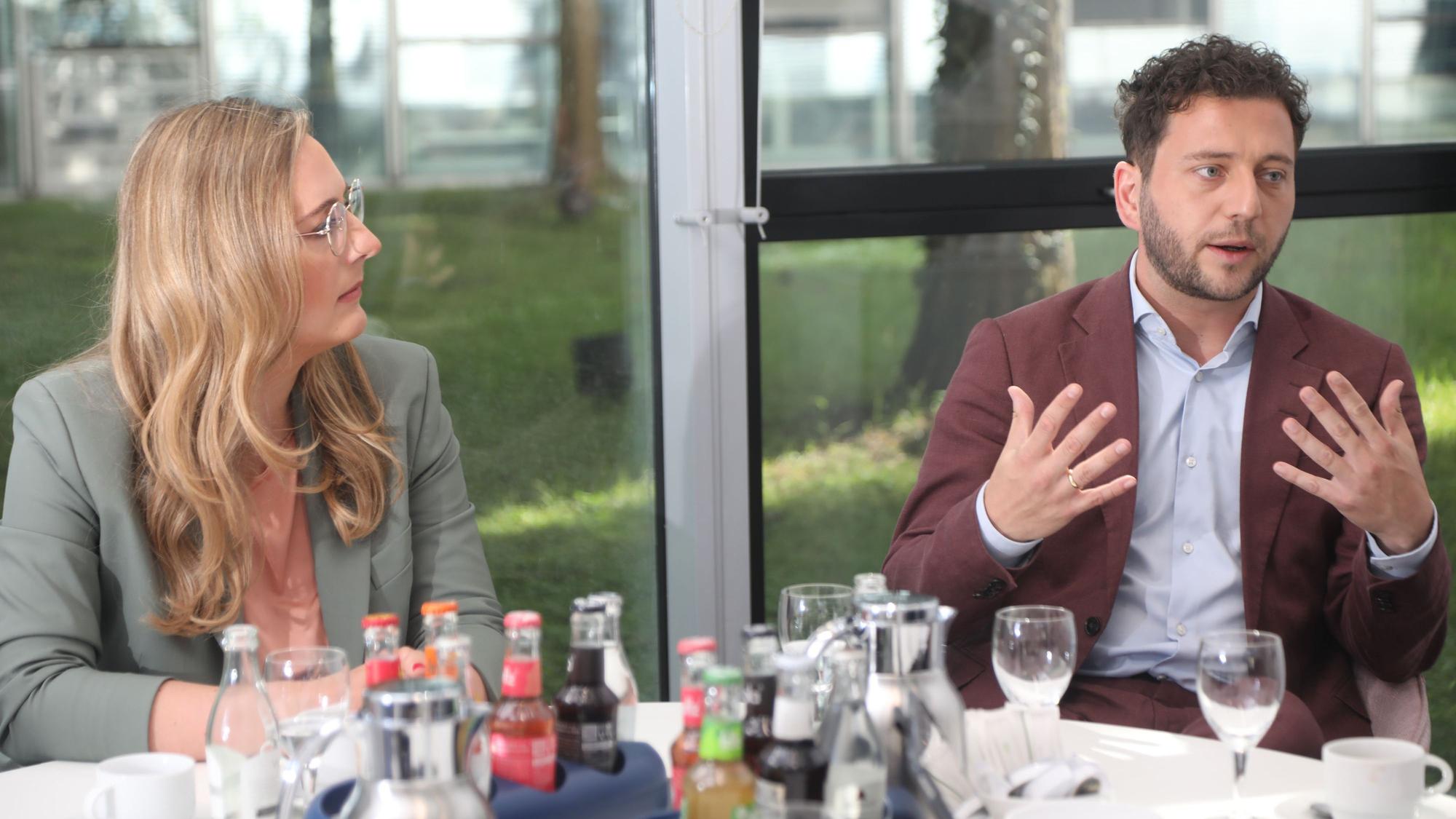 Doppelinterview mit den Politikern Felix Banaszak und Katharina Dröge (Bündnis 90/Die Grünen).
