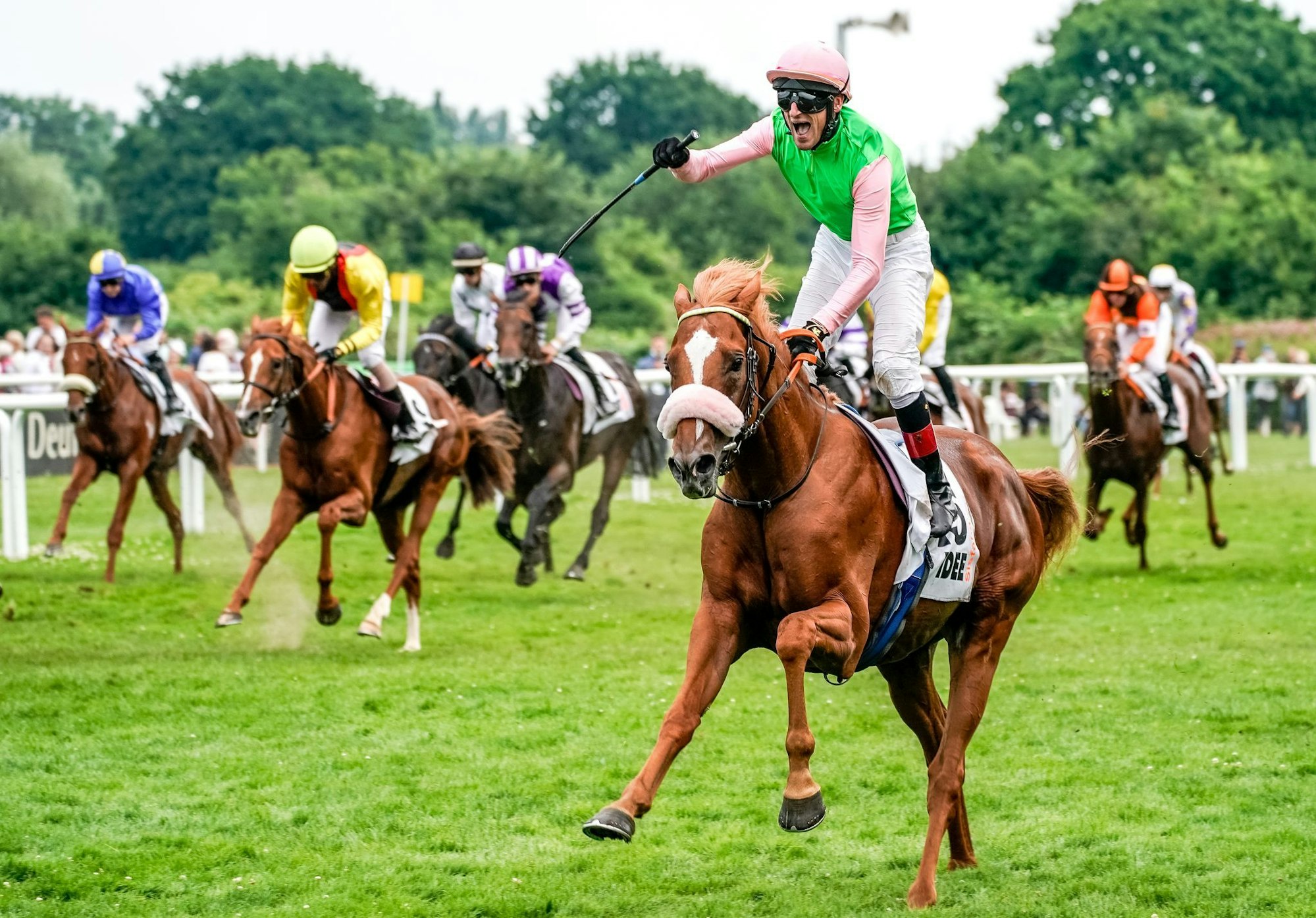 Will beim Galopp-Derby wieder ganz vorn sein: Andrasch Starke (vorne)