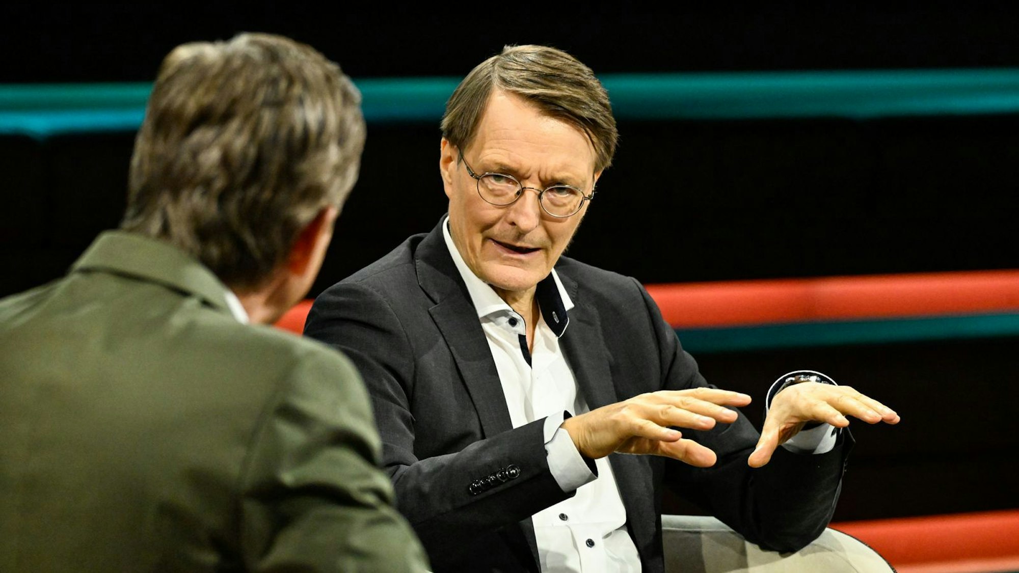 Ex-Gesundheitsminister Karl Lauterbach wollte nicht verraten, wer die ungeschwärzte Version des Sudhof-Berichts bislang zu Gesicht bekommen hat. (Bild: ZDF / Markus Hertrich)