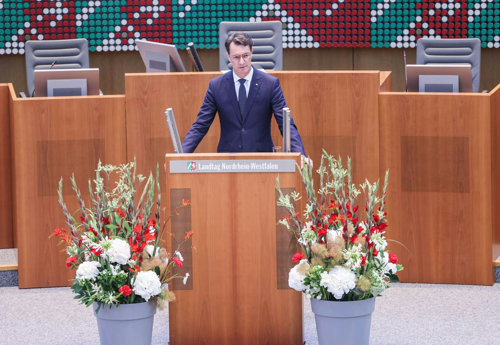 NRW-Ministerpräsident Hendrik Wüst (CDU) sieht die Demokratie auch durch Russlands Angriff auf die Ukraine bedroht.