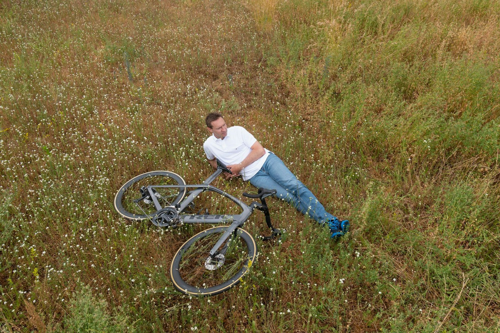 Heute könnte es der sechsfache Vater und 17-fache Tour de France-Teilnehmer etwas ruhiger angehen lassen. Seine lange aktive Karriere beendete er erst mit 42 Jahren. Doch auch jetzt ist Jens Voigt noch aktiver als andere. Unter anderem als Tourreporter, der hautnah am Rennen auf einem Motorrad mitfährt. (Bild: Eurosport/Maurice Weiss)