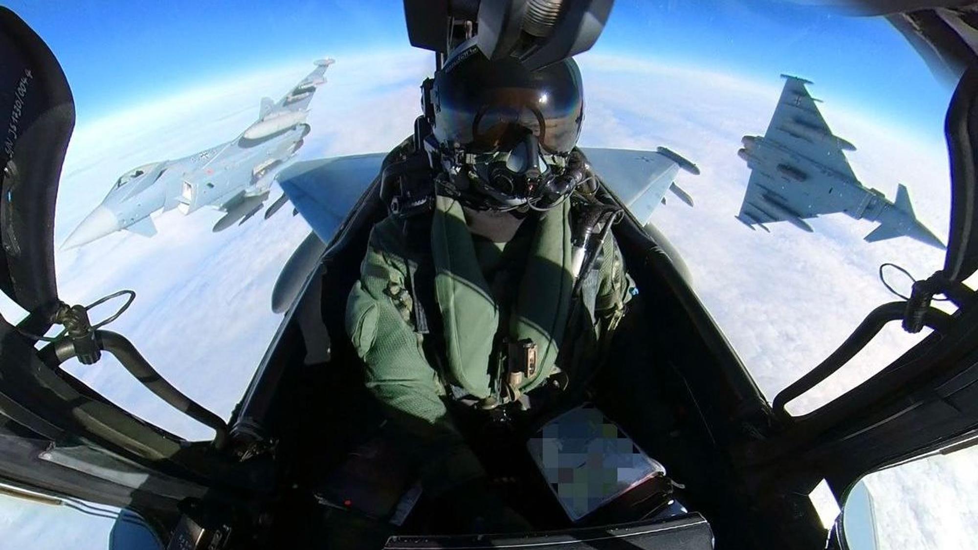 Auf dem Bild ist ein Pilot im Cockpit eines Eurofighters zu sehen. (Symbolbild)
