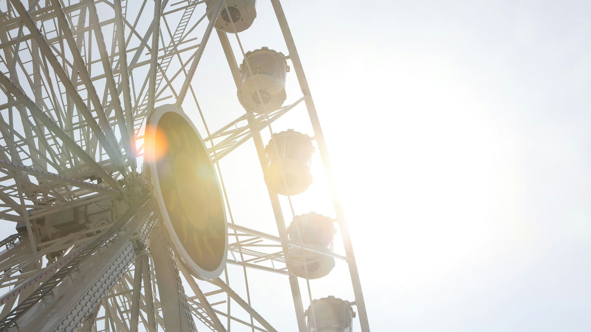 Ein Riesenrad im Sonnenschein.