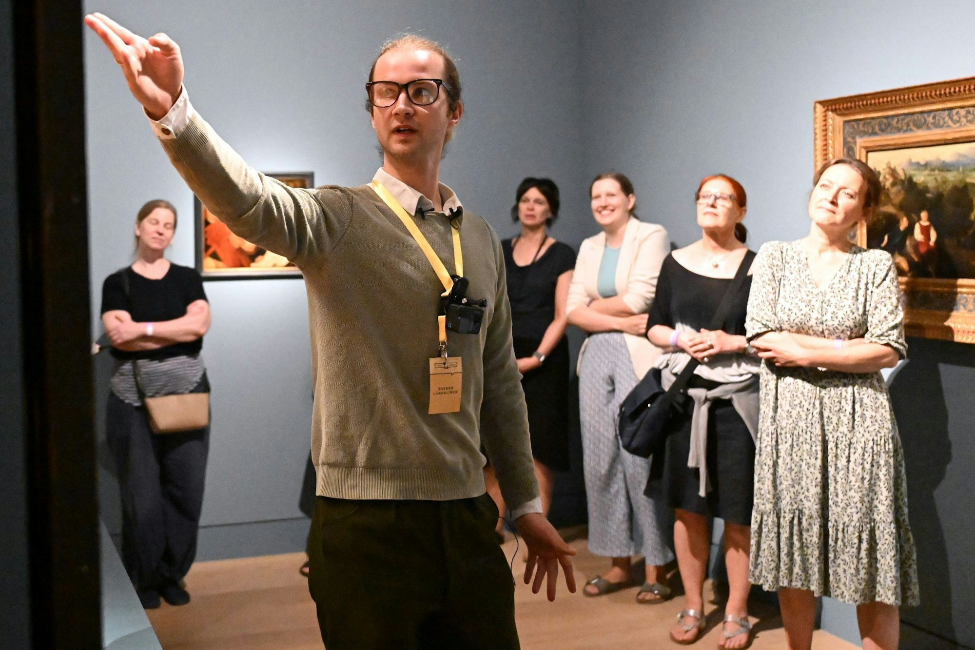 Er schimpft, nörgelt und brüllt die Gruppe an: Der «Grumpy Guide» im Düsseldorfer Kunstpalast vermittelt Kunst auf etwas andere Weise.