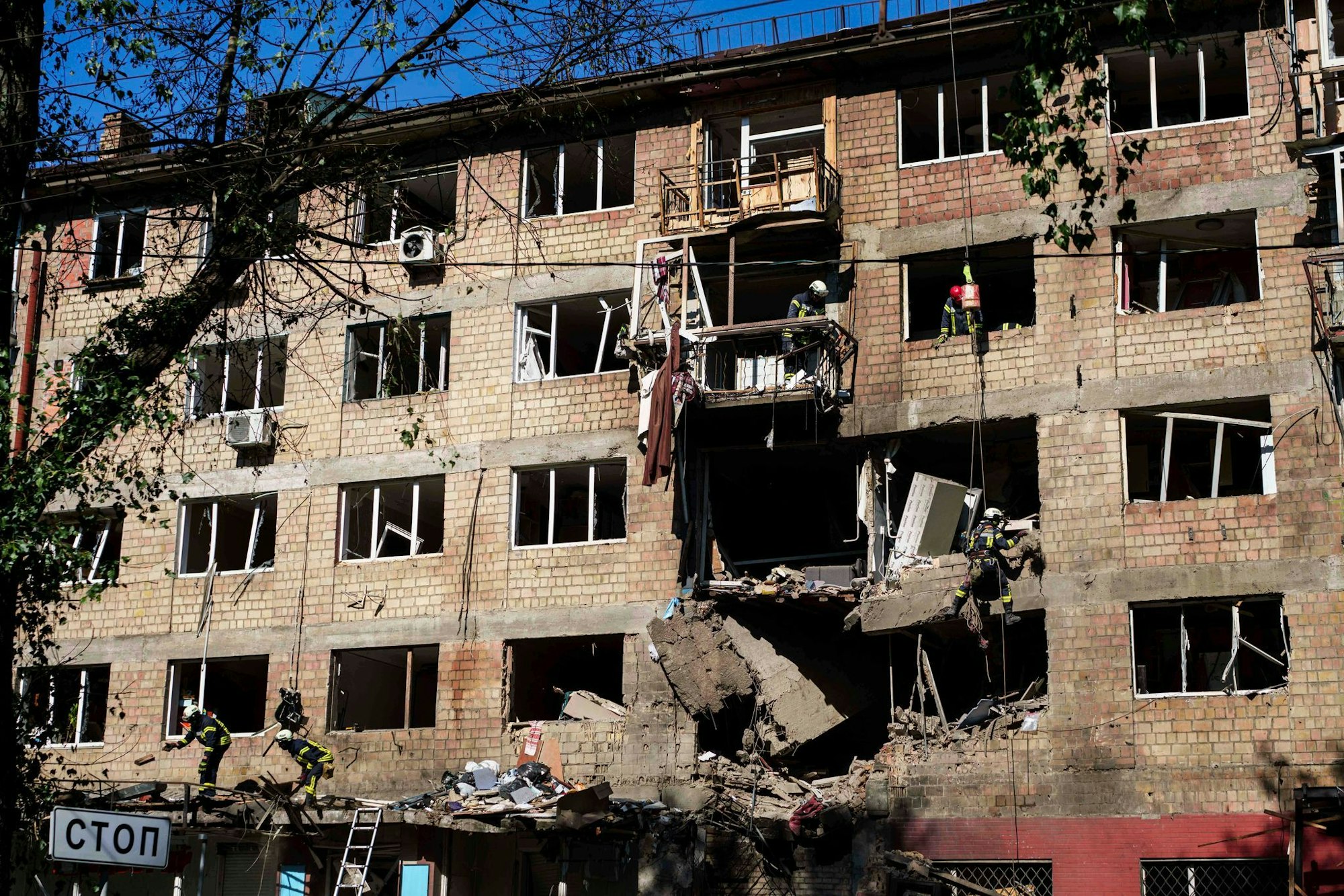 Die Behörden in der Hauptstadt Kiew melden schwere Schäden an Gebäuden und viele Verletzte.