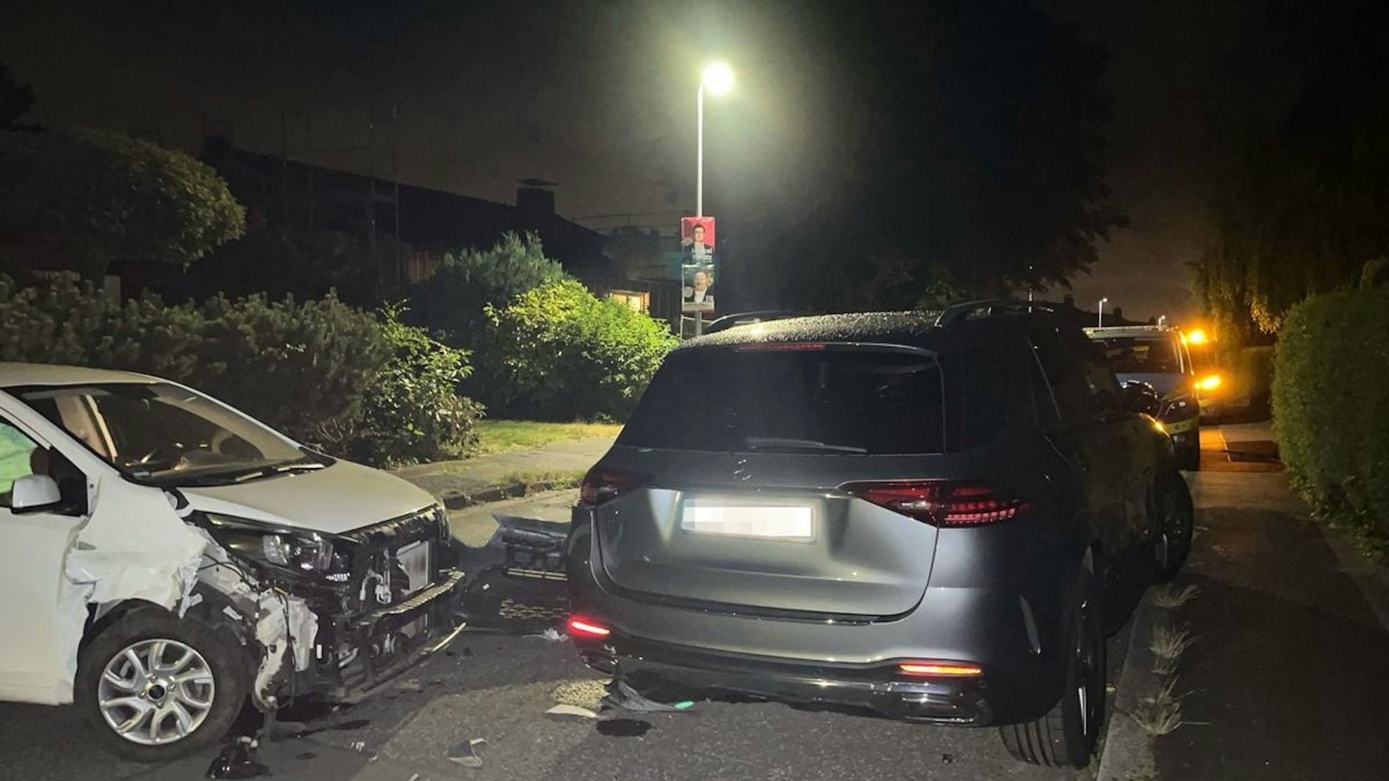 Verkehrsunfall mit Sachschaden im Weidenbuscher Weg in Bergisch Gladbach-Katterbach. Ein 27-jähriger Fahrer fuhr unter Alkohol- und Drogeneinfluss in einen geparkten Mercedes-Benz und leistete anschließend Widerstand gegen die Polizei.