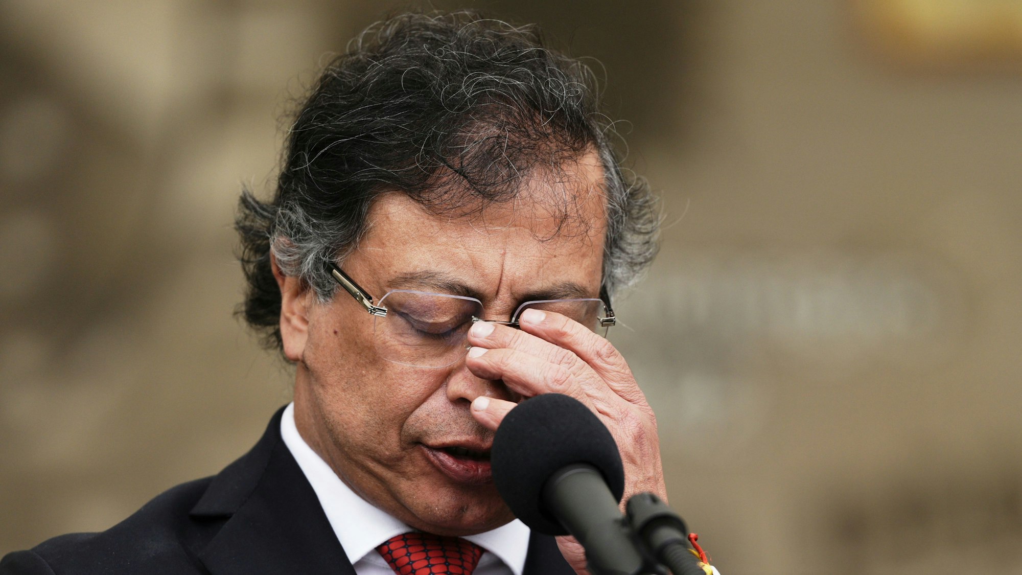 Präsident Petro steht unter Druck, da Kolumbiens Friedensprozess nach dem Mord an Missionaren Rückschläge erleidet.