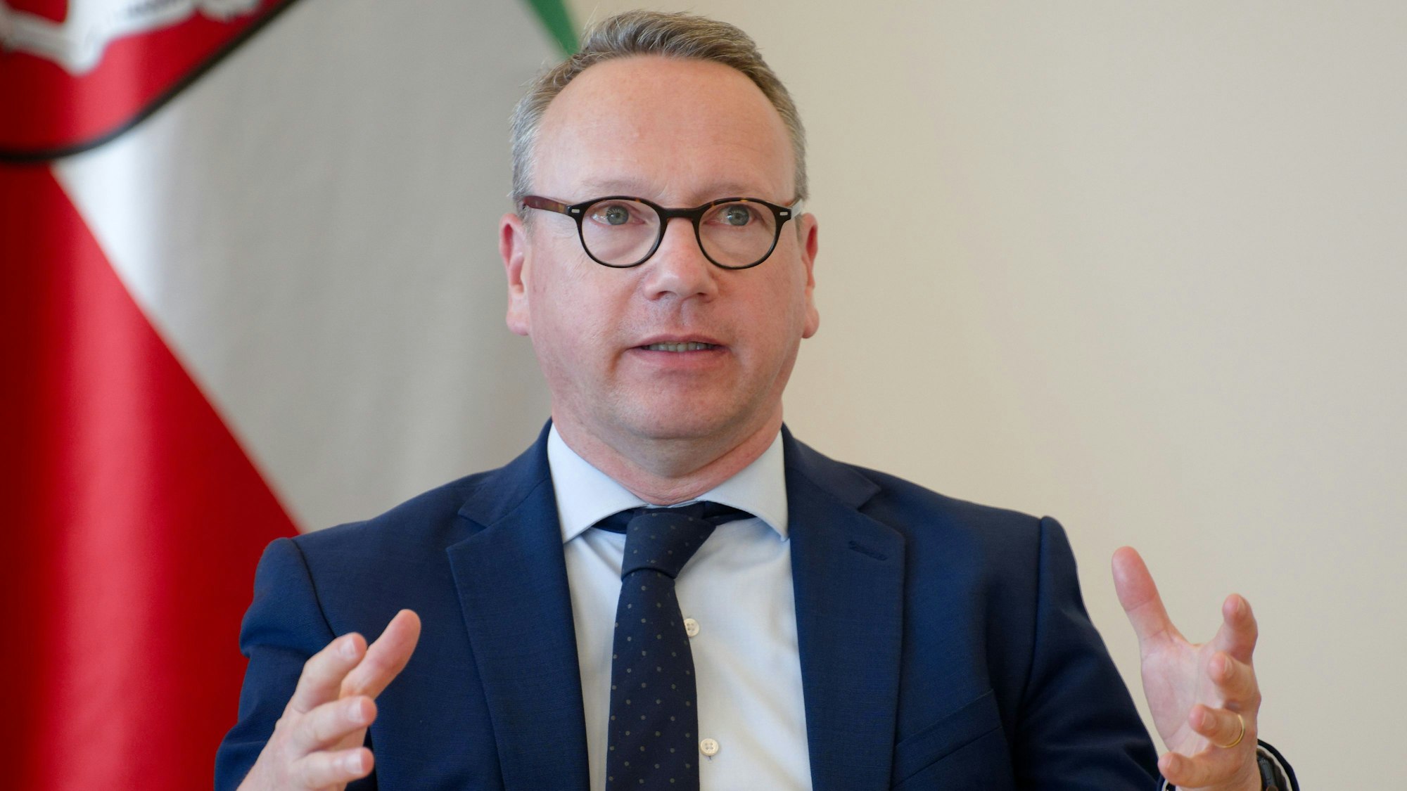 NRW-Justizminister Benjamin Limbach wird von der FDP-Opposition eine „Sündenbock-Rhetorik“ vorgeworfen, um von eigenen Fehlern abzulenken.